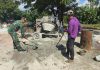 TNI Bersama Warga di Kecamatan Ra’as Manfaatkan Mesin Molen Dalam Pengecoran Jalan Desa