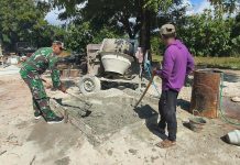 TNI Bersama Warga di Kecamatan Ra’as Manfaatkan Mesin Molen Dalam Pengecoran Jalan Desa