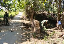 Melalui Bakti TNI, Sertu Muharam Bersama Warga Bangun Jembatan Sekala Bersar di Desa Ambunten Tengah