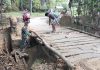 Babinsa Koramil 0827/10 Ambunten Sertu Muhram Bersama Warga Bersihkan Lokasi Jelang Pembangunan Jembatan KBSB