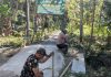 Sertu Moh Hasim Laksanakan Pengukuran Bentang Jembatan untuk Persiapan Karya Bakti Skala Besar di Kecamatan Peragaan