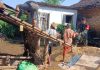 Babinsa Ganding Gotong Royong Bantu Bongkar Rumah Warga, Wujud Nyata Bakti TNI untuk Rakyat