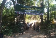 Bakti TNI AD di Kecamatan Saronggi Serda Jusa dan Warga Mulai Tahap Gali Pondasi Jembatan