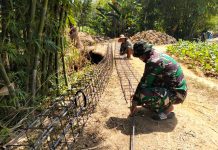 Babinsa Bersama Warga Percepat Pembangunan Jembatan, Wujud Nyata Bakti TNI AD untuk Masyarakat