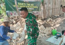 Bakti TNI Babinsa dan Warga Kompak Pembuatan Pondasi Jembatan di Desa Tanjung