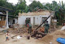 Semangat Gotong Royong Babinsa dan Warga Wujudkan Rumah Layak Huni untuk Mohammad Saleh di Manding