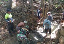 Pembangunan Jembatan Armco Tahap VI Dimulai, Babinsa Koramil 0827/13 Rubaru Bersama Warga Wujudkan Akses Penghubung yang Lebih Baik