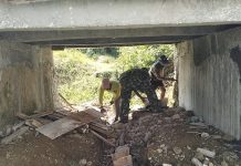 Program Bakti TNI, Sertu Wiwit Bersama Warga Gotong Royong Perbaiki Pangkal Jembatan di Kecamatan Lenteng