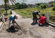 Babinsa Dampingi Pekerjaan Lis Tiang Jembatan Jambu Program KBSB