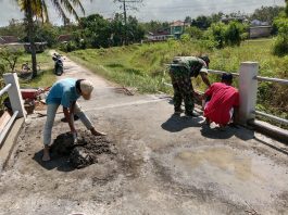 Babinsa Dampingi Pekerjaan Lis Tiang Jembatan Jambu Program KBSB