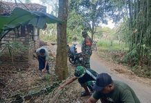 Babinsa Koramil 13/Rubaru Bersama Warga Laksanakan Pembersihan Lokasi Pembangunan Jembatan KBSB di Desa Matana air
