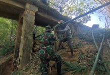 Karya Bakti TNI Rehab Jembatan di Desa Matana Air Serma Irwanto dan Warga Pasang Tiang Penyangga Dari Bambu
