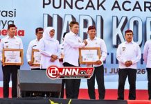 Plt. Bupati Tulungagung Ahmad Baharudin Raih Penghargaan Pembina Koperasi Andalan Jawa Timur dari Menteri Koperasi RI