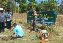 Laut Bukan Penghalang, KBSB TNI AD Tembus Pulau Raas Bangun Sumur Bor untuk Warga
