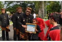 Upacara Hardiknas 2026, Bupati Pamekasan Serahkan Penghargaan Apresiasi Kepada Siswa Berprestasi
