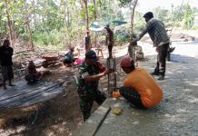 Babinsa dan Warga Gotong Royong Lanjutkan Pengecoran Pondasi Jembatan KBSB di Rubaru