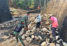 Babinsa Koramil 13/Rubaru Bersama Warga Kebut Pondasi Jembatan Karang Desa Mandala