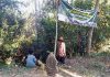 Karya Bakti TNI AD Jembatan Duko, Serma M. Rasul Bersama Warga Laksanakan Pembersihan Rumput Liar