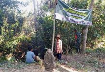 Karya Bakti TNI AD Jembatan Duko, Serma M. Rasul Bersama Warga Laksanakan Pembersihan Rumput Liar