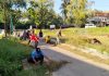 Karya Bakti Skala Besar TNI AD Ajak Warga Bersama sama Bersihkan Jalan di Desa Pakamban Laok Kecamatan Pragaan