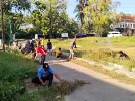 Karya Bakti Skala Besar TNI AD Ajak Warga Bersama sama Bersihkan Jalan di Desa Pakamban Laok Kecamatan Pragaan