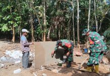Bakti TNI AD Sumur Bor di Kecamatan Batang Batang, Babinsa dan Warga Laksanakan Pemasangan Keran Pipa