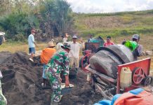 Babinsa Koramil 0827/13 Rubaru Laksanakan Pengecoran Plat Lantai Dasar Jembatan KBSB di Desa Mandala
