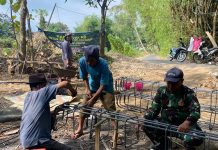 Bakti TNI KBSB, Serma Irwanto dan Warga Kompak Rakit Besi Cor Jembatan di Desa Matanair