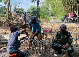 Bakti TNI KBSB, Serma Irwanto dan Warga Kompak Rakit Besi Cor Jembatan di Desa Matanair