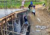 Babinsa Koramil 0827/13 Rubaru Lanjutkan Pembangunan Jembatan Karang Melalui Program Karya Bakti Skala Besar