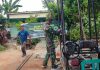 Babinsa Sertu Yusup Bantu Pemasangan Mata Bor Program Bakti TNI Kodim 0827/Sumenep di Desa Batu Putih