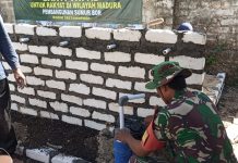 Babinsa Koramil 04/Bluto Bersama Warga Pasang Pipa Keran Air Program Bakti TNI Sumur Bor