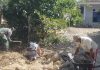 Program Bakti TNI AD di Kecamatan Pragaan Sertu Moh Hasim Bantu Pembuatan Lubang Sumur Bor