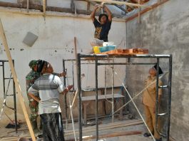 Gerak Cepat TNI-Warga Sumenep Sulap Gedung Madrasah Mathlabul Ulum