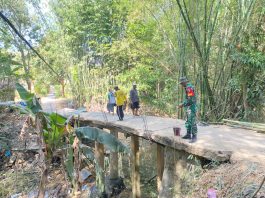 Pembangunan Jembatan KBSB Sasaran 17 di Rubaru Terus Berlanjut, Babinsa dan Warga Perkuat Pondasi