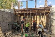 Dinding Jembatan Karang di Desa Mandala Kini Memasuki Tahap Plamir Babinsa dan Warga