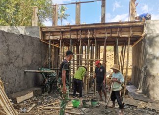 Dinding Jembatan Karang di Desa Mandala Kini Memasuki Tahap Plamir Babinsa dan Warga