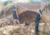 TNI Dari Kodim 0827/Sumenep Bersama Warga Gotong Royong Gali Pondasi Jembatan di Desa Lebeng Barat