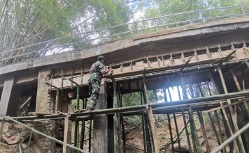 Babinsa Rubaru Bersama Warga Mulai Pengecoran Pondasi Jembatan KBSB SAS 18