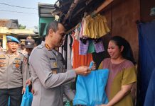 Polri Salurkan 140 Paket Sembako untuk Warga Pemulung di Bantargebang, Kota Bekasi