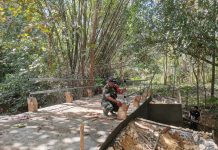 Bakti TNI AD Untuk Rakyat, Babinsa Serma Irwanto Rakit Tiang Pembatas Jembatan Armco