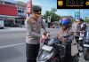 Tumbuhkan Cinta Tanah Air, Kapolres Pidie Bagikan Bendera Merah Putih kepada Pengguna Jalan