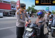 Tumbuhkan Cinta Tanah Air, Kapolres Pidie Bagikan Bendera Merah Putih kepada Pengguna Jalan
