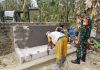 Bakti TNI AD, Babinsa dan Warga Pasang Keramik dan Pipa Paralon Sumur Bor di Desa Pragaan Laok
