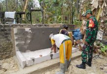 Bakti TNI AD, Babinsa dan Warga Pasang Keramik dan Pipa Paralon Sumur Bor di Desa Pragaan Laok