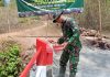 Jembatan Lembung Timur Dipoles, Warga dan TNI Kompak Bergotong Royong