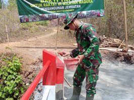 Jembatan Lembung Timur Dipoles, Warga dan TNI Kompak Bergotong Royong