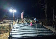 Bakti TNI AD, Babinsa Bersama Warga Lembur Malam Persiapkan Pembangunan Jembatan di Rubaru