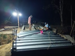 Bakti TNI AD, Babinsa Bersama Warga Lembur Malam Persiapkan Pembangunan Jembatan di Rubaru