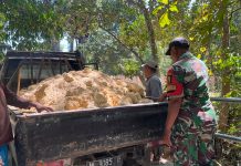 Bakti TNI AD, Serma Irwanto Drop Material Pasir untuk Pembangunan Jembatan Armco